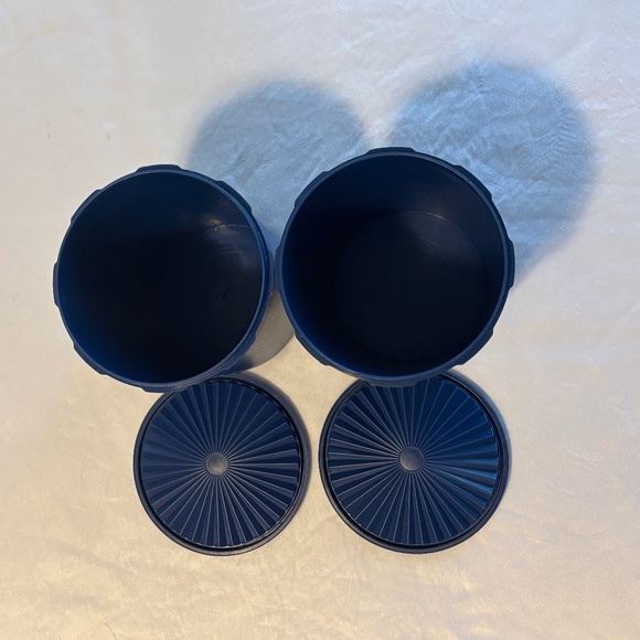 Tupperware storage - Picture 2 of 2